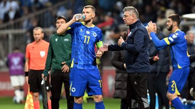 Саво Мілошевич (справа) розмовляє з Едіном Джеко