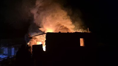 Російські армійці вдарили по Старому Селу Сумського району: зайнялась пожежа