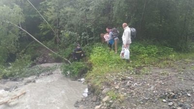Франківські рятувальники допомогли львів'янам, яких "відрізало" від суші водою Франківські рятувальники допомогли львів'янам, яких "відрізало" від суші водою