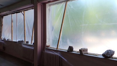 Вікна у школі батьки затягнули плівкою Вікна у школі батьки затягнули плівкою