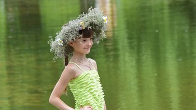 Плетуть вінки та танцюють: у Черкасах почали святкувати Івана Купала Плетуть вінки та танцюють: у Черкасах почали святкувати Івана Купала