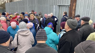 "Самим такі складно дістати": Печенізькій громаді передали корм для тварин "Самим такі складно дістати": Печенізькій громаді передали корм для тварин