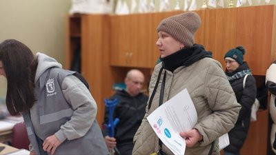 У Тернополі переселенцям вручають сертифікати від іспанських благодійників