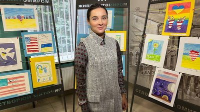 У Житомирі відкрилася виставка малюнків американських дітей "Пліч-о-пліч з Україною" У Житомирі відкрилася виставка малюнків американських дітей "Пліч-о-пліч з Україною"