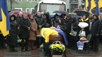 У Рівному попрощалися з військовим Олесем Самчуком У Рівному попрощалися з військовим Олесем Самчуком