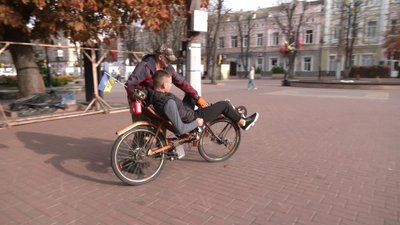 Пенсіонер з Хмельницького змайстрував лежачий дерев’яний велосипед Пенсіонер з Хмельницького змайстрував лежачий дерев’яний велосипед