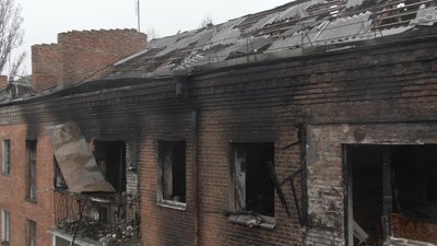 Обгорілі стіни та затоплені ліжка. Як живуть люди у зруйнованому будинку у Чернігові Обгорілі стіни та затоплені ліжка. Як живуть люди у зруйнованому будинку у Чернігові