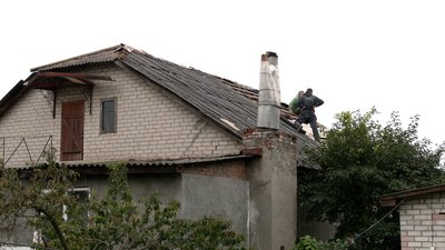 "Дракони висоти": у Чернігові група волонтерів ремонтує дахи зруйнованих росіянами будинків "Дракони висоти": у Чернігові група волонтерів ремонтує дахи зруйнованих росіянами будинків