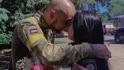 Мали лише 24 години. На Дніпропетровщині одружилися військовий та поліцейська Мали лише 24 години. На Дніпропетровщині одружилися військовий та поліцейська