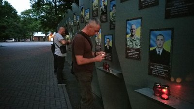 У Кропивницькому вшанували пам'ять військових, які загинули у збитому бойовиками Іл-76 У Кропивницькому вшанували пам'ять військових, які загинули у збитому бойовиками Іл-76