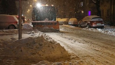 Снігоприбиральна техніка очищує вулицю