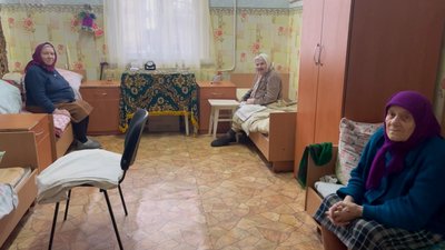 Прислухаються до вибухів і чекають на перемогу: як живуть самотні пенсіонери у терцентрі на прикордонні Прислухаються до вибухів і чекають на перемогу: як живуть самотні пенсіонери у терцентрі на прикордонні