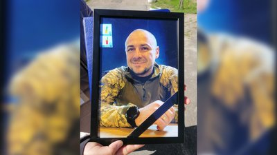 На Чернігівщині в останню путь провели двох захисників України — Петра Федунова та Дениса Карпенка На Чернігівщині в останню путь провели двох захисників України — Петра Федунова та Дениса Карпенка