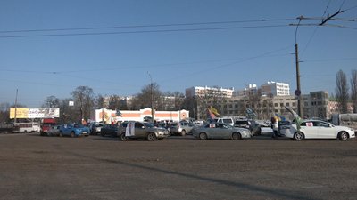У Чернігові підприємці влаштували автопробіг проти локдауну та введення касових апаратів.