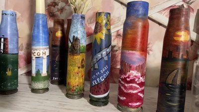 Кошти від продажу віддають на потреби військових. Як у Херсоні волонтерка Юлія Кісельова відкрила сувенірну крамничку Кошти від продажу віддають на потреби військових. Як у Херсоні волонтерка Юлія Кісельова відкрила сувенірну крамничку