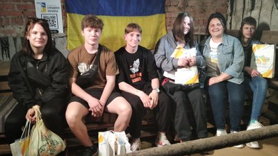 Мистецька оборона – у Житомирі влаштували концерт у сховищі, розмальованому дітьми Мистецька оборона – у Житомирі влаштували концерт у сховищі, розмальованому дітьми