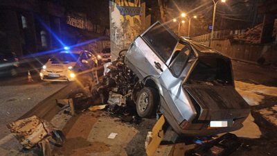 У Запоріжжі автомобіль врізався в опору мосту. За кермом був поліцейський
