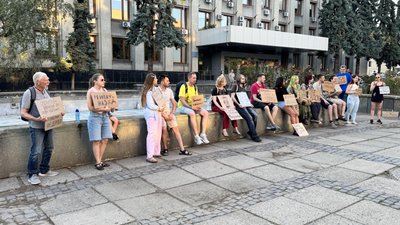 В Ужгороді люди продовжують мітингувати за поновлення Федорова