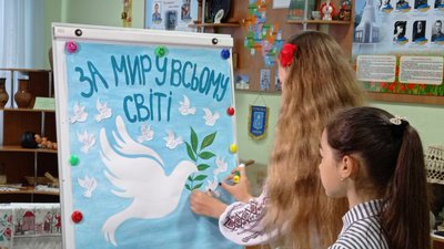 "Дякую воїнам, що я можу прокидатись, бачити сонце і маму". До Дня захисту дітей малеча Сум зробила подарунки військовим "Дякую воїнам, що я можу прокидатись, бачити сонце і маму". До Дня захисту дітей малеча Сум зробила подарунки військовим