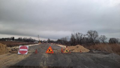 У Великій Висці перекрили рух транспорту через міст. Продовжують капітальний ремонт
