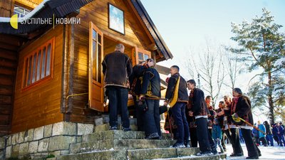 "Проживіть. Прослухайте, прочуйтеся!". Репортаж про коляду й Різдво в Криворівні "Проживіть. Прослухайте, прочуйтеся!". Репортаж про коляду й Різдво в Криворівні