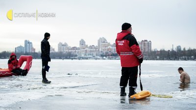 "Усім раджу купатись — і ніхто не захворіє". Як кияни святкують Водохреще (ФОТОРЕПОРТАЖ)