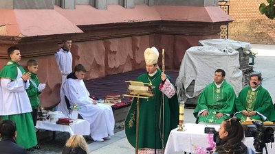 Біля пошкодженого пожежею костелу Святого Миколая у Києві провели месу