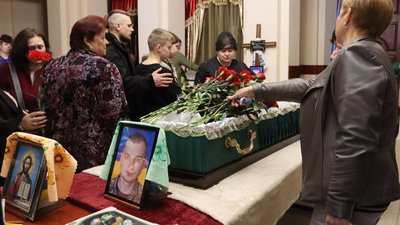 У Первомайську провели в останню путь загиблого бійця Яна Косташенка