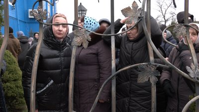 Штовханина вірян УПЦ МП та ПЦУ біля храму на Волині Штовханина вірян УПЦ МП та ПЦУ біля храму на Волині