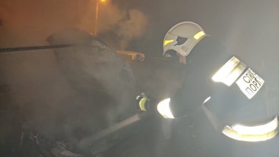 Через підпал у Хмельницькому горіла легкова автівка. Фото: ГУ ДСНС у Хмельницькій області Через підпал у Хмельницькому горіла легкова автівка. Фото: ГУ ДСНС у Хмельницькій області