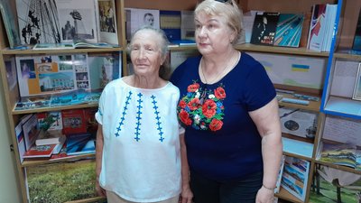 Люди приносять світлини, уламки снарядів, діляться спогадами. Бібліотека збирає експонати для "Музею херсонського опору" Люди приносять світлини, уламки снарядів, діляться спогадами. Бібліотека збирає експонати для "Музею херсонського опору"