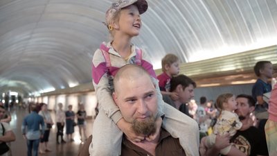 У Дніпрі в метро влаштували благодійну циркову виставу для дітей