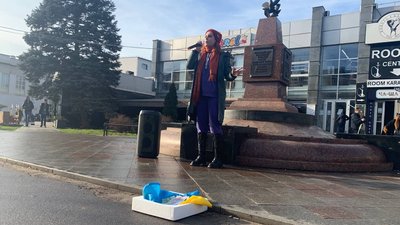 “Я не прошу гроші, я їх заробляю”. Співачка з Кривого Рогу збирає кошти для допомоги українським військовим “Я не прошу гроші, я їх заробляю”. Співачка з Кривого Рогу збирає кошти для допомоги українським військовим