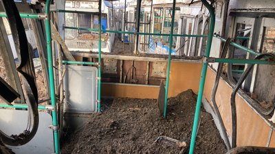 Розбитий війною тролейбус у Салтівському депо Харкова