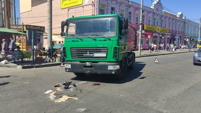 У Полтаві сталася аварія за участю комунального сміттєвоза: пішохода прооперували