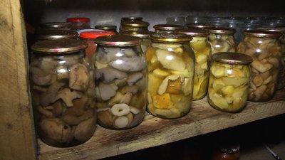 Купують столичні заготівельники й мариновані та солені гриби. Купують столичні заготівельники й мариновані та солені гриби.