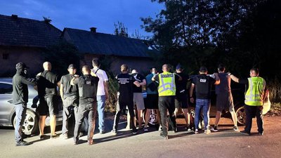 Планували заробити 35 тис. доларів США: жителів Закарпаття підозрюють у незаконному переправленні чоловіків через кордон
