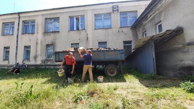 На Тернопільщині переселенці допомагають облаштовувати шкільне укриття На Тернопільщині переселенці допомагають облаштовувати шкільне укриття