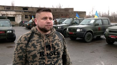 Березнівські волонтери з Рівненщини відправили на фронт 20 "бандеромобілів" Березнівські волонтери з Рівненщини відправили на фронт 20 "бандеромобілів"