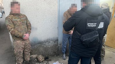 Затримання військовослужбовців, яких обвинувачують у незаконному продажі зброї з фронту