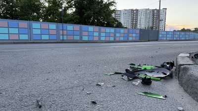 Частини мотоцикла на місці аварії по вулиці Клочківській у Харкові