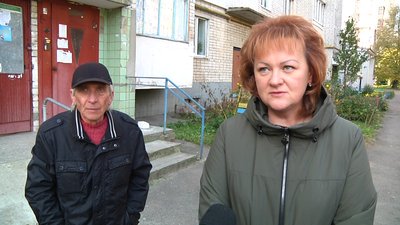 У Житомирі мешканці багатоповерхівки скаржаться на сусіда, який збирає сміття в квартирі У Житомирі мешканці багатоповерхівки скаржаться на сусіда, який збирає сміття в квартирі