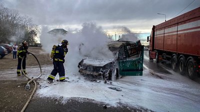 На Тернопільщини гасили пожежу автомобіля На Тернопільщини гасили пожежу автомобіля