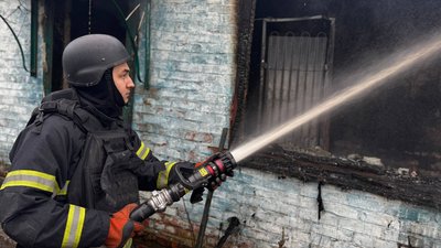рятувальник гасить пожежу