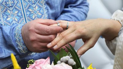 Познайомилися та одружилися під час війни: історія кохання військових капеланів Познайомилися та одружилися під час війни: історія кохання військових капеланів