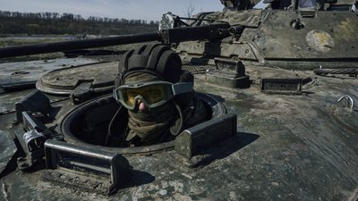 Український військовий на БТР, передова у Бахмуті, Донецька область, 10 квітня 2023 року.