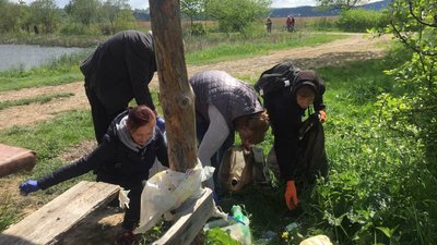 На Тернопільщині переселенці організували акцію з прибирання території біля ставу На Тернопільщині переселенці організували акцію з прибирання території біля ставу
