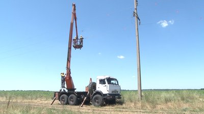 Світловідбивальні маячки встановлюють на дротах для безпеки птахів