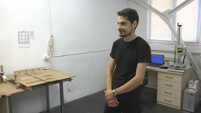 У Луцьку брати-волонтери безплатно виготовляють іменні жетони для військових У Луцьку брати-волонтери безплатно виготовляють іменні жетони для військових