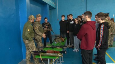 Для черкаських школярів провели військовий інструктаж Для черкаських школярів провели військовий інструктаж